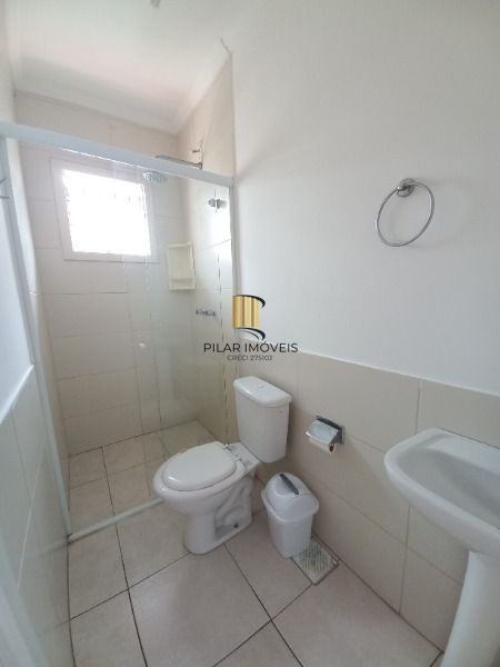 Casa em Porto Alegre, no bairro Guarujá, com 2 dormitório(s), e 2 banheiros, à venda.