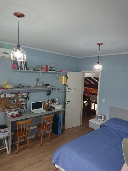 Casa em Porto Alegre, no bairro Espirito Santo, com 4 dormitório(s), e 4 banheiros, à venda.