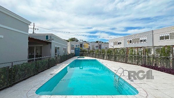 Casa em Porto Alegre, no bairro Vila Nova, com 2 dormitório(s), e 2 banheiros, à venda.