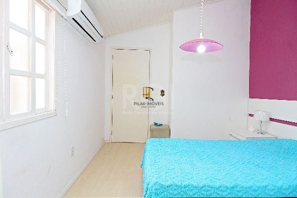Casa em Porto Alegre, no bairro Ipanema, com 3 dormitório(s), e 3 banheiros, à venda.