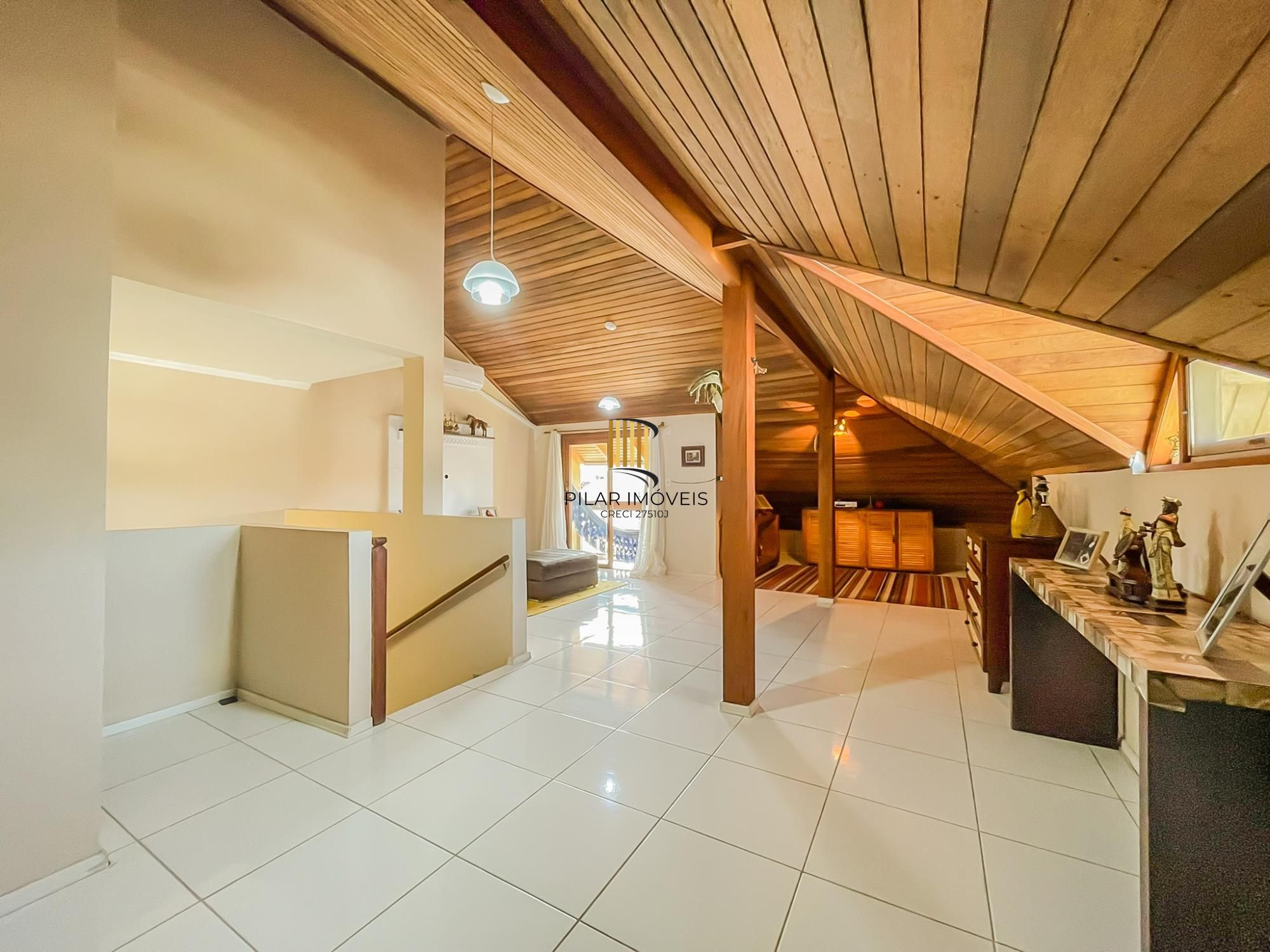 Casa 3 dormitórios no bairro Hípica