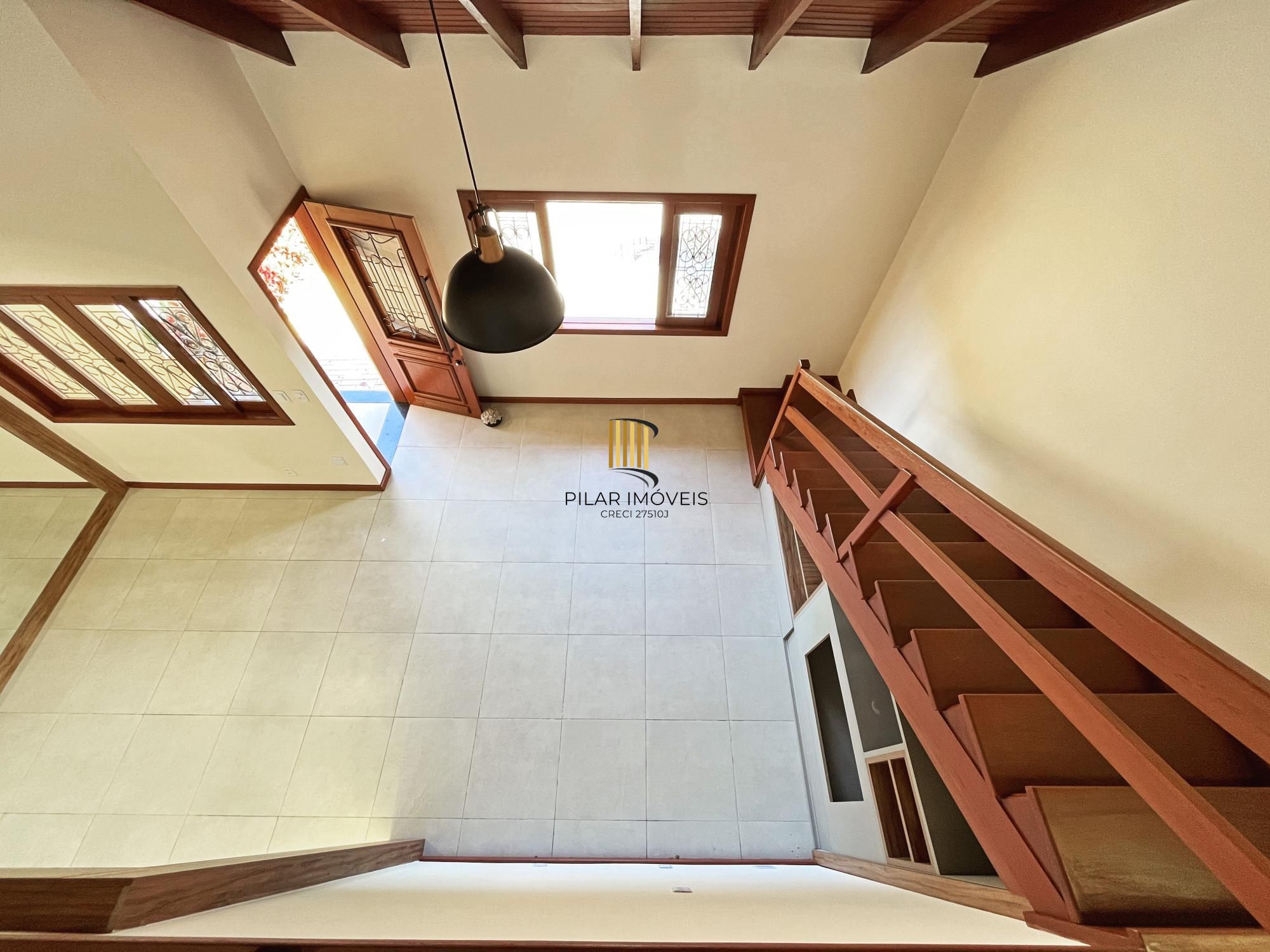 Casa com suíte no térreo em condomínio fechado