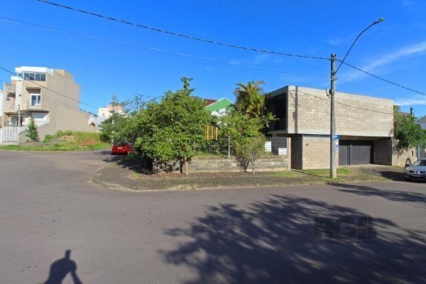 Casa em Porto Alegre, no bairro Guarujá, com 2 dormitório(s), e 2 banheiros, à venda.