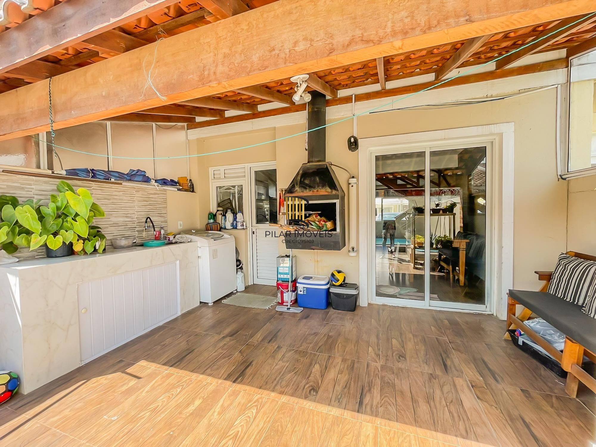 Viva com Conforto e Lazer: Sobrado Impecável com Piscina Privativa