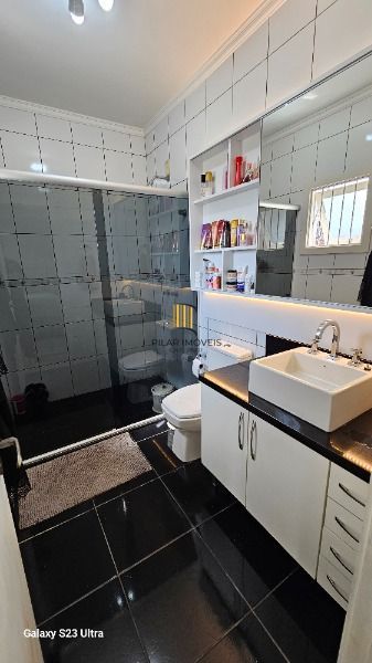 Casa em Porto Alegre, no bairro Hípica, com 3 dormitório(s), e 3 banheiros, à venda.