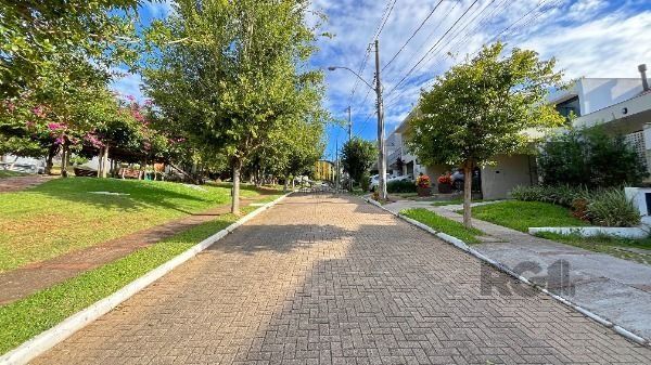 Casa Condominio em Porto Alegre, no bairro Vila Nova, com 3 dormitório(s), e 3 banheiros, à venda.