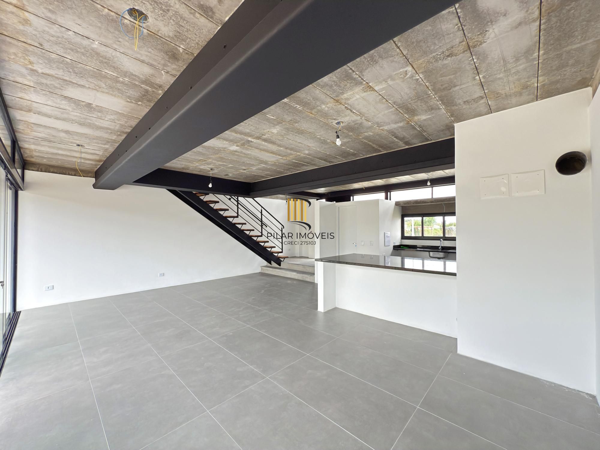 Sobrado em condomínio em Porto Alegre, no bairro Hípica, com 3 dormitórios.