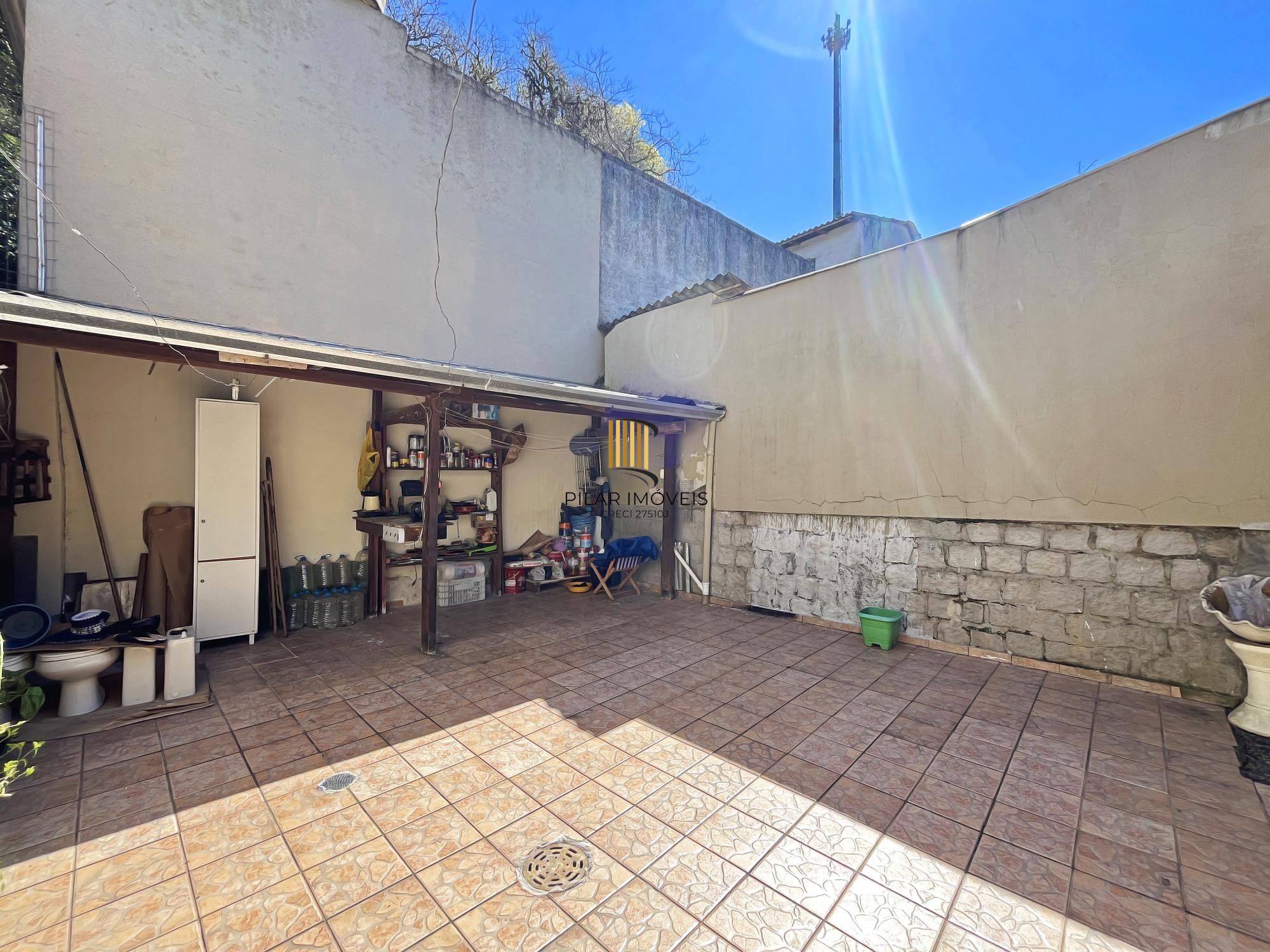 Ótima casa 2 dormitórios, 2 vagas, em rua calma no bairro.