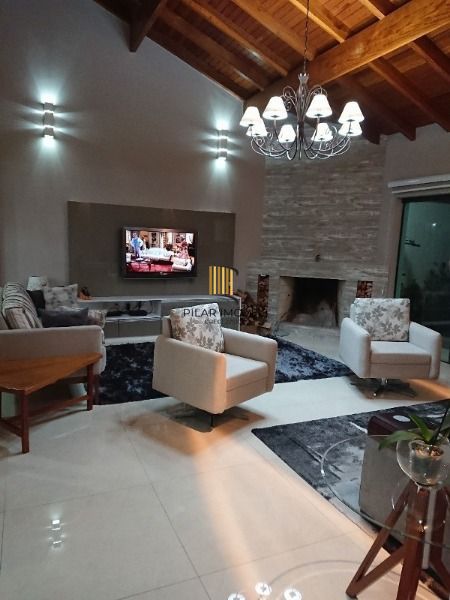 Casa em Porto Alegre, no bairro Espirito Santo, com 4 dormitório(s), e 4 banheiros, à venda.