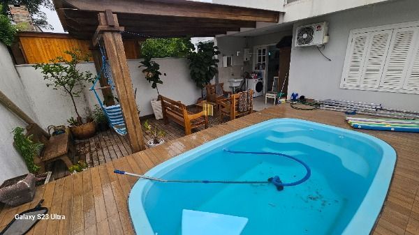 Casa em Porto Alegre, no bairro Hípica, com 3 dormitório(s), e 3 banheiros, à venda.
