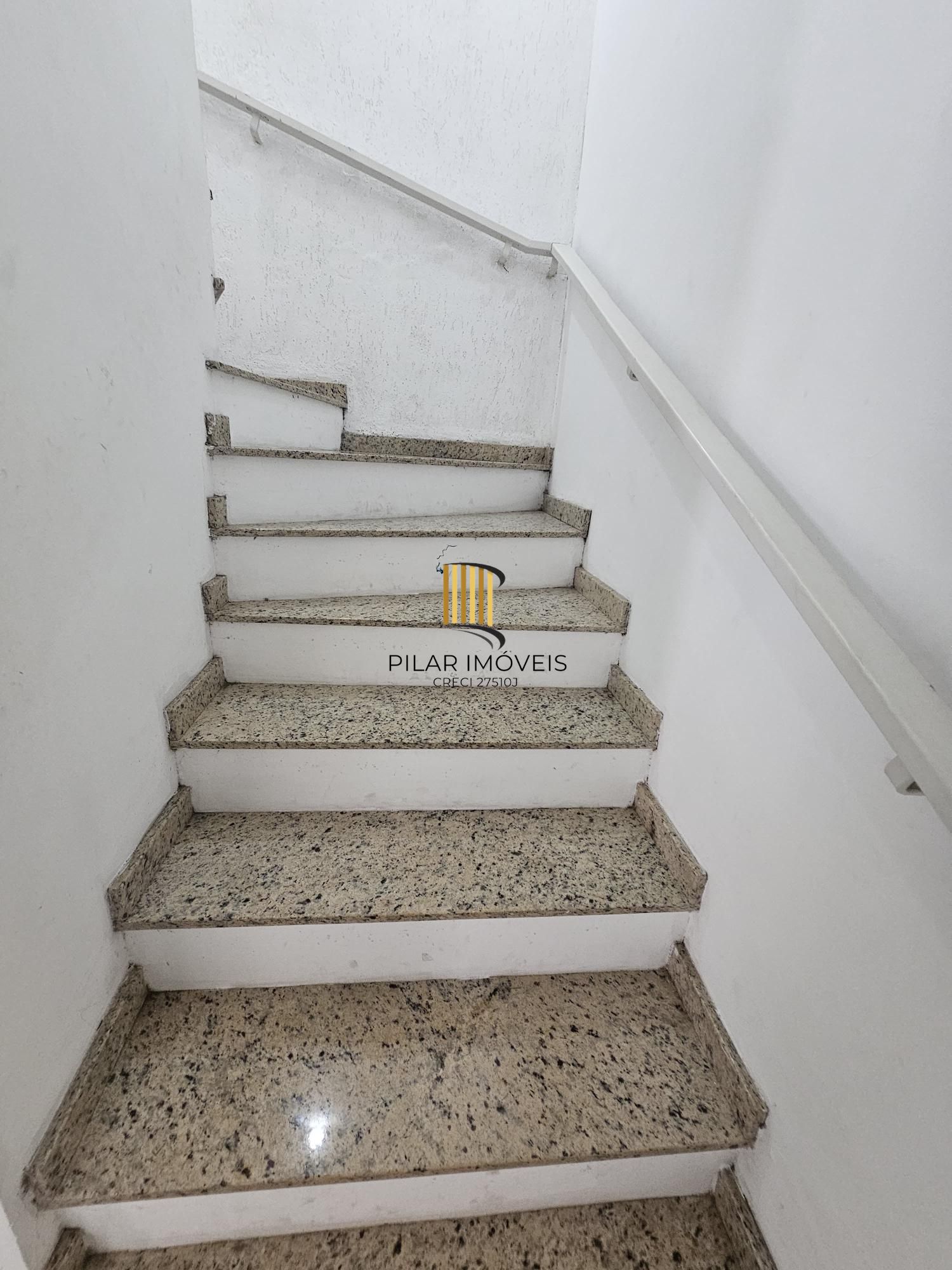 Casa com piscina terreno 10x30 zona sul de Porto Alegre