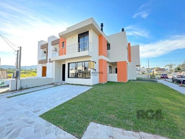 Casa em Porto Alegre, no bairro Hípica, com 3 dormitório(s), e 3 banheiros, à venda.