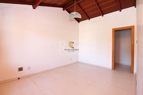 Casa em Porto Alegre, no bairro Ipanema, com 3 dormitório(s), e 3 banheiros, à venda.