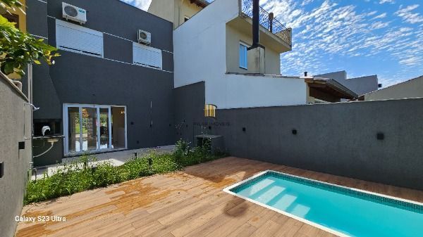 Casa em Porto Alegre, no bairro Hipica, com 3 dormitório(s), e 3 banheiros, à venda.