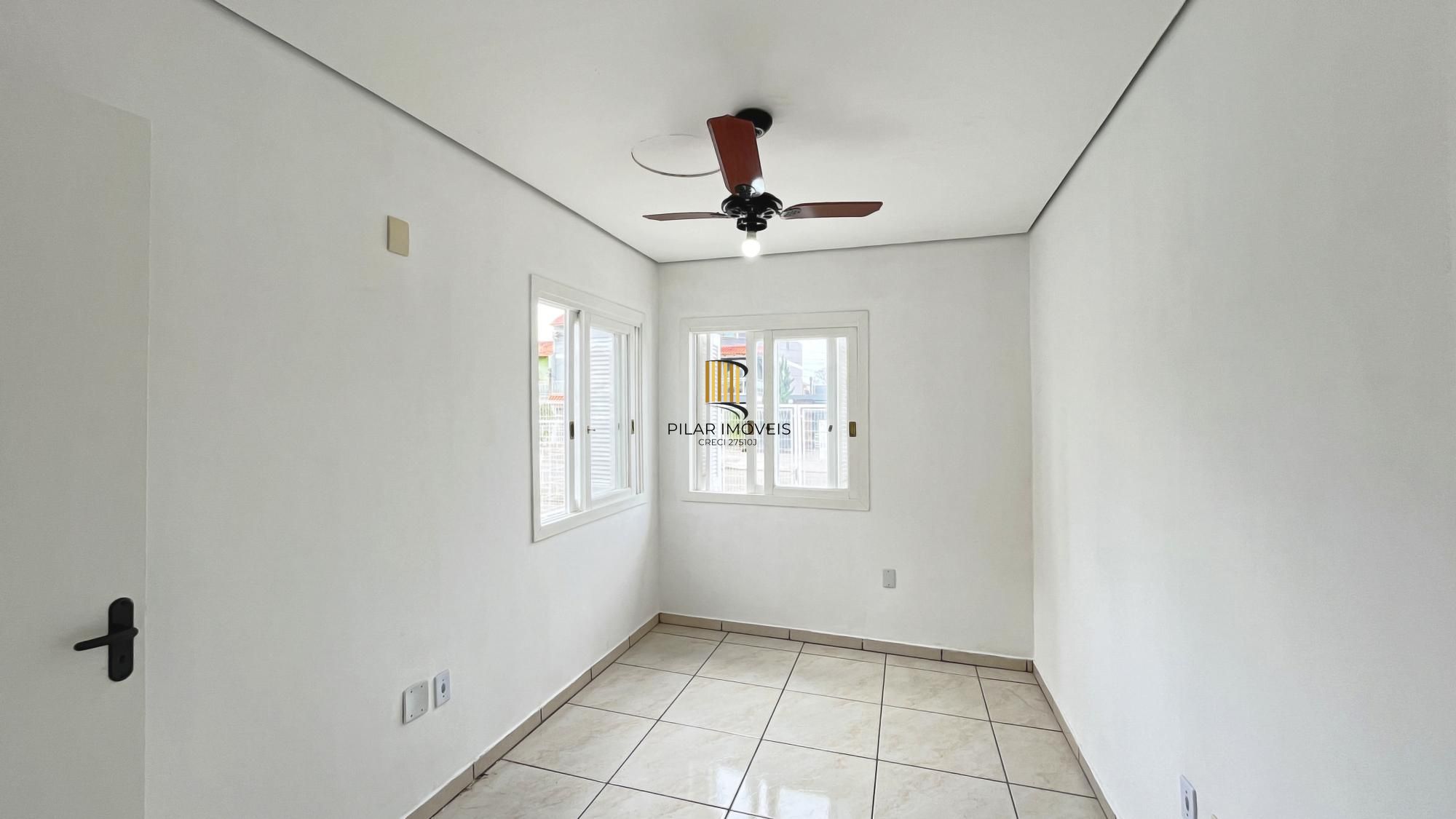 Casa em Porto Alegre, no bairro Hípica, com 2 dormitório(s), e 2 banheiros, à venda.