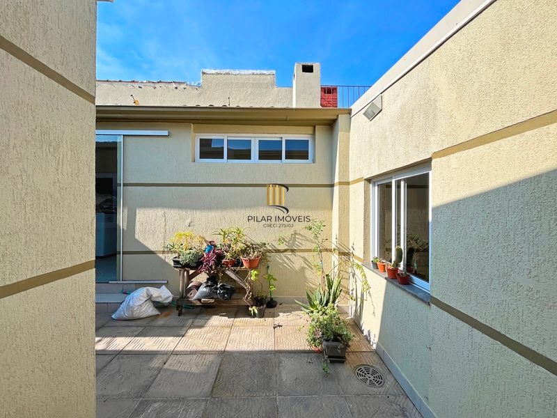 Ótima casa térrea com 4D, piscina e garagem fechada para 2 carros no Jardim Medianeira.
