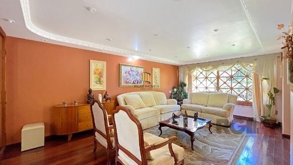 Casa em Porto Alegre, no bairro Ipanema, com 3 dormitório(s), e 3 banheiros, à venda.
