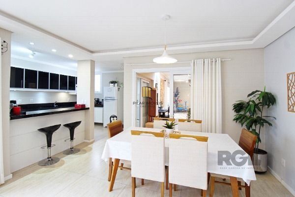 Casa em Porto Alegre, no bairro Hípica, com 3 dormitório(s), e 3 banheiros, à venda.