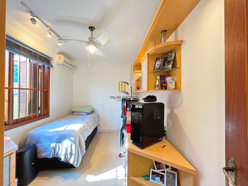Ótima casa térrea com 4D, piscina e garagem fechada para 2 carros no Jardim Medianeira.