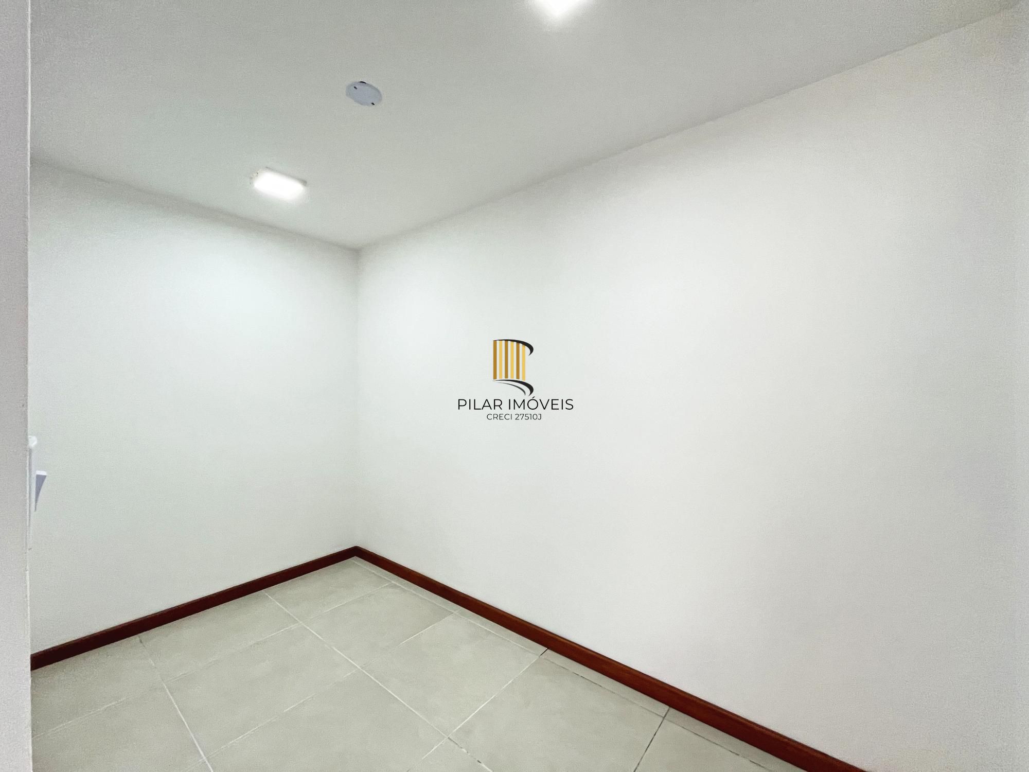 Casa com suíte no térreo em condomínio fechado