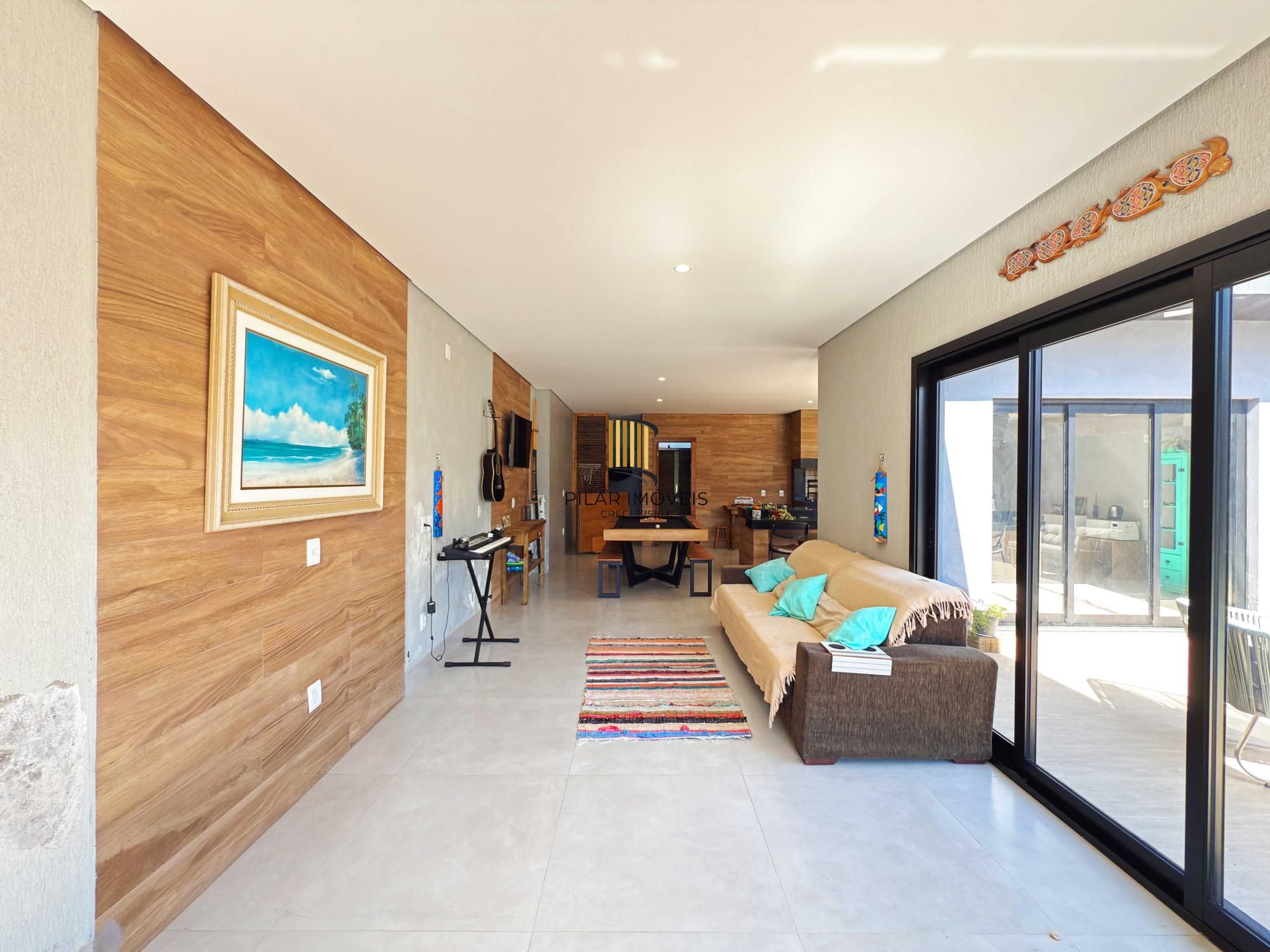 Em busca de uma casa espaçosa e cheia de comodidades no bairro Hípica