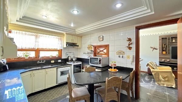Casa em Porto Alegre, no bairro Ipanema, com 3 dormitório(s), e 3 banheiros, à venda.