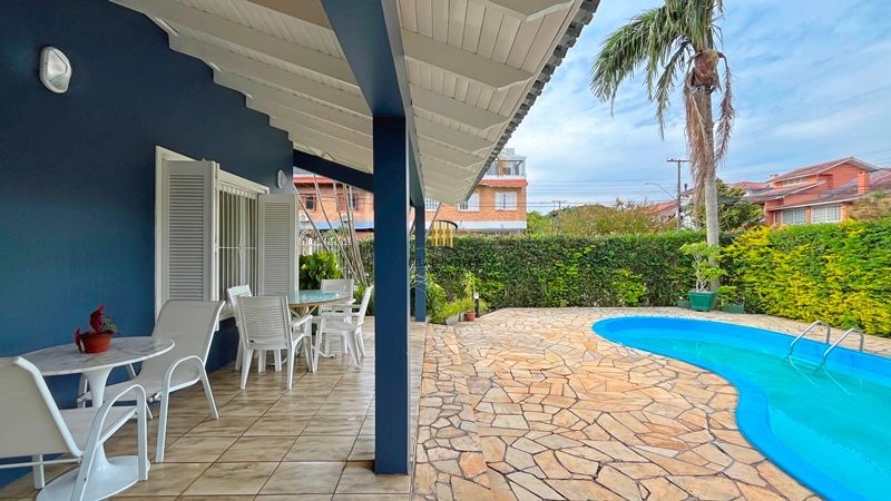 Casa de esquina com 285m², 3 dormitórios, sendo 1 suites, 4 vagas - amplo pátio com piscina,  Residencial Bahamas