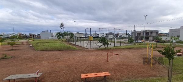 Casa em Porto Alegre, no bairro Hípica, com 2 dormitório(s), e 2 banheiros, à venda.