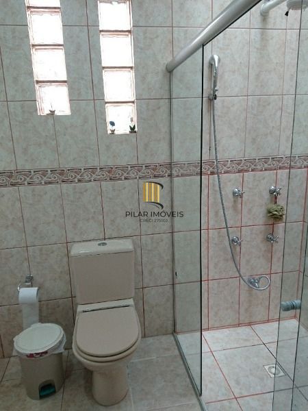 Casa em Porto Alegre, no bairro Espirito Santo, com 4 dormitório(s), e 4 banheiros, à venda.
