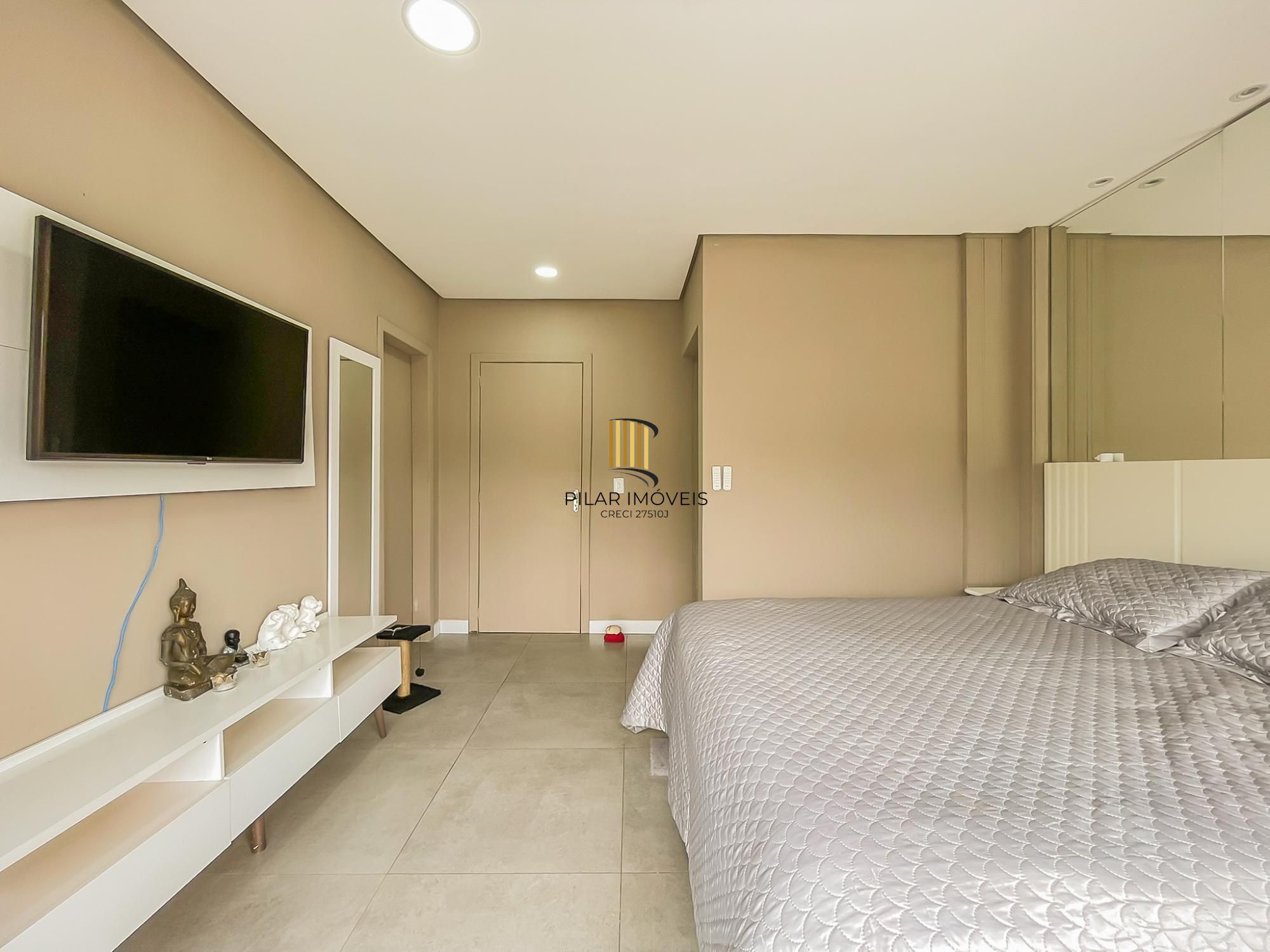 Casa 3 dormitórios no bairro Hípica