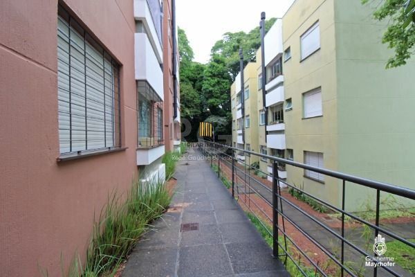 Apartamento em Porto Alegre, no bairro Guarujá, com 3 dormitório(s), e 3 banheiros, à venda.
