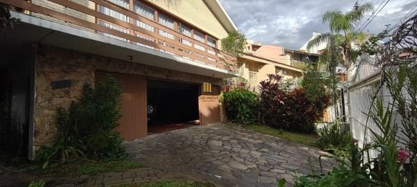 Casa em Porto Alegre, no bairro Jardim Isabel, com 5 dormitório(s), e 5 banheiros, à venda.