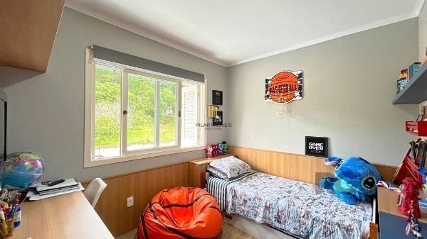 Casa em Porto Alegre, no bairro Campo Novo, com 3 dormitório(s), e 3 banheiros, à venda.