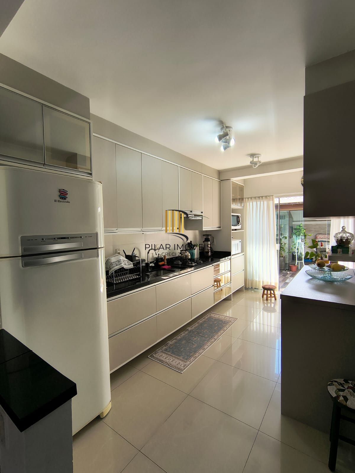 Otimo sobrado com 2 suites no bairro Guaruja