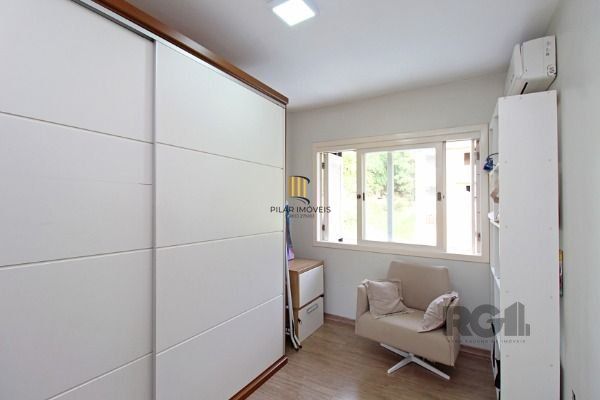 Casa em Porto Alegre, no bairro Campo Novo, com 3 dormitório(s), e 3 banheiros, à venda.