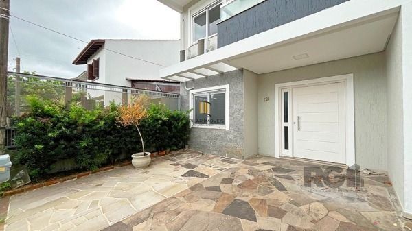 Casa em Porto Alegre, no bairro Hípica, com 3 dormitório(s), e 3 banheiros, à venda.