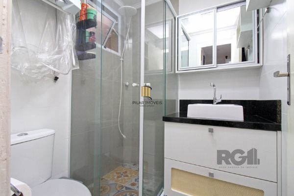 Apartamento em Porto Alegre, no bairro Vila Nova, com 2 dormitório(s), e 2 banheiros, à venda.