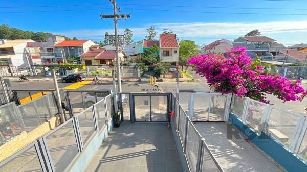 Casa em Porto Alegre, no bairro Guarujá, com 3 dormitório(s), e 3 banheiros, à venda.