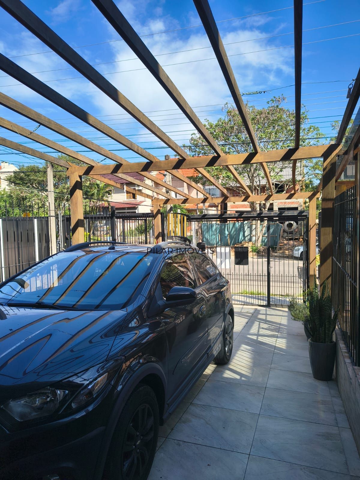 Otimo sobrado com 2 suites no bairro Guaruja