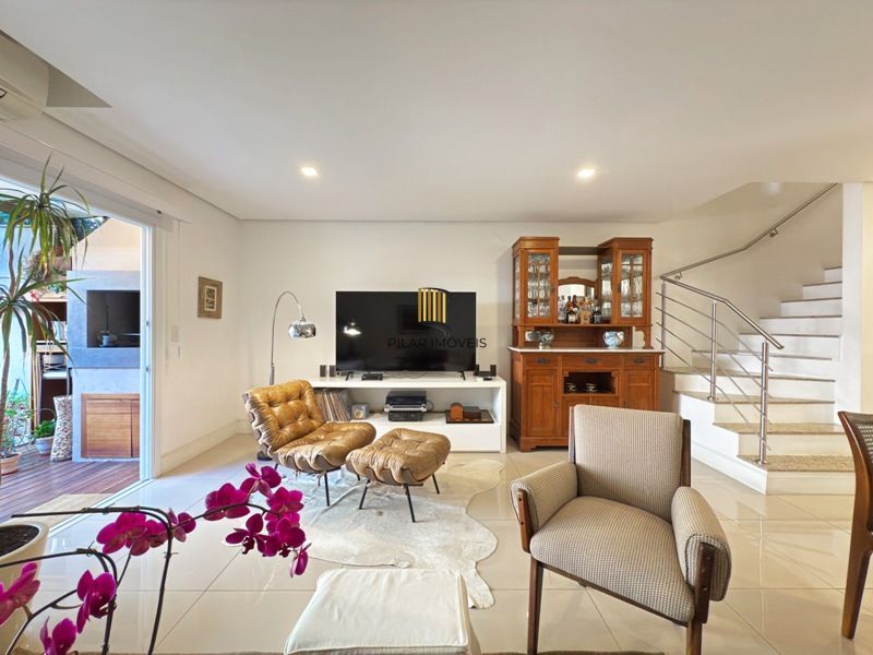 Linda Residência com 3 dormitórios e 1 suíte no Bairro Tristeza para venda.