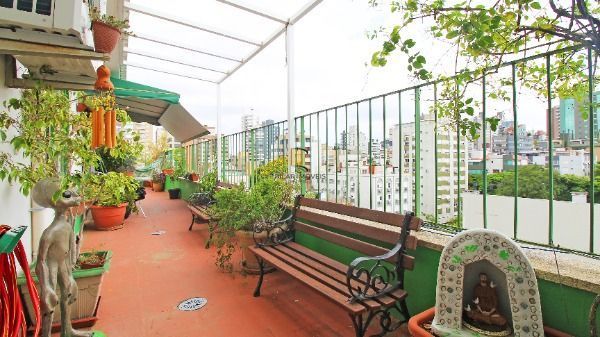 Cobertura em Porto Alegre, no bairro Petrópolis, com 3 dormitório(s), e 3 banheiros, à venda.