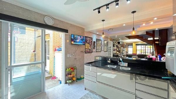 Casa em Porto Alegre, no bairro Ipanema, com 4 dormitório(s), e 4 banheiros, à venda.
