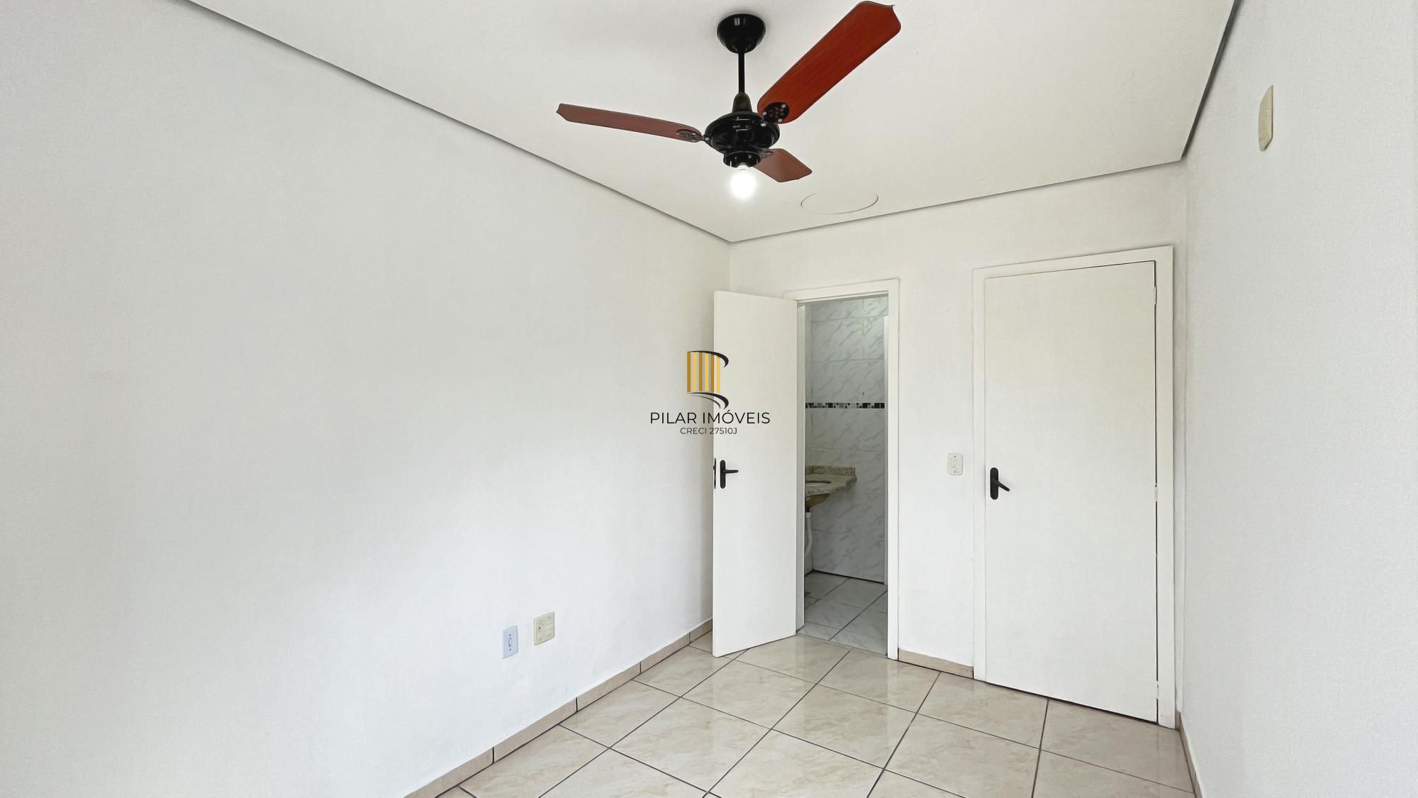 Casa em Porto Alegre, no bairro Hípica, com 2 dormitório(s), e 2 banheiros, à venda.