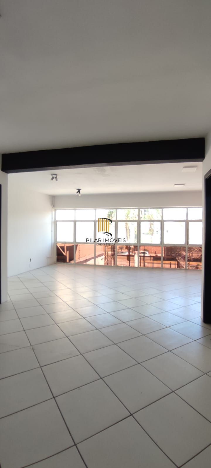 Ótima loja com mezanino, em ótima localização com estacionamento.