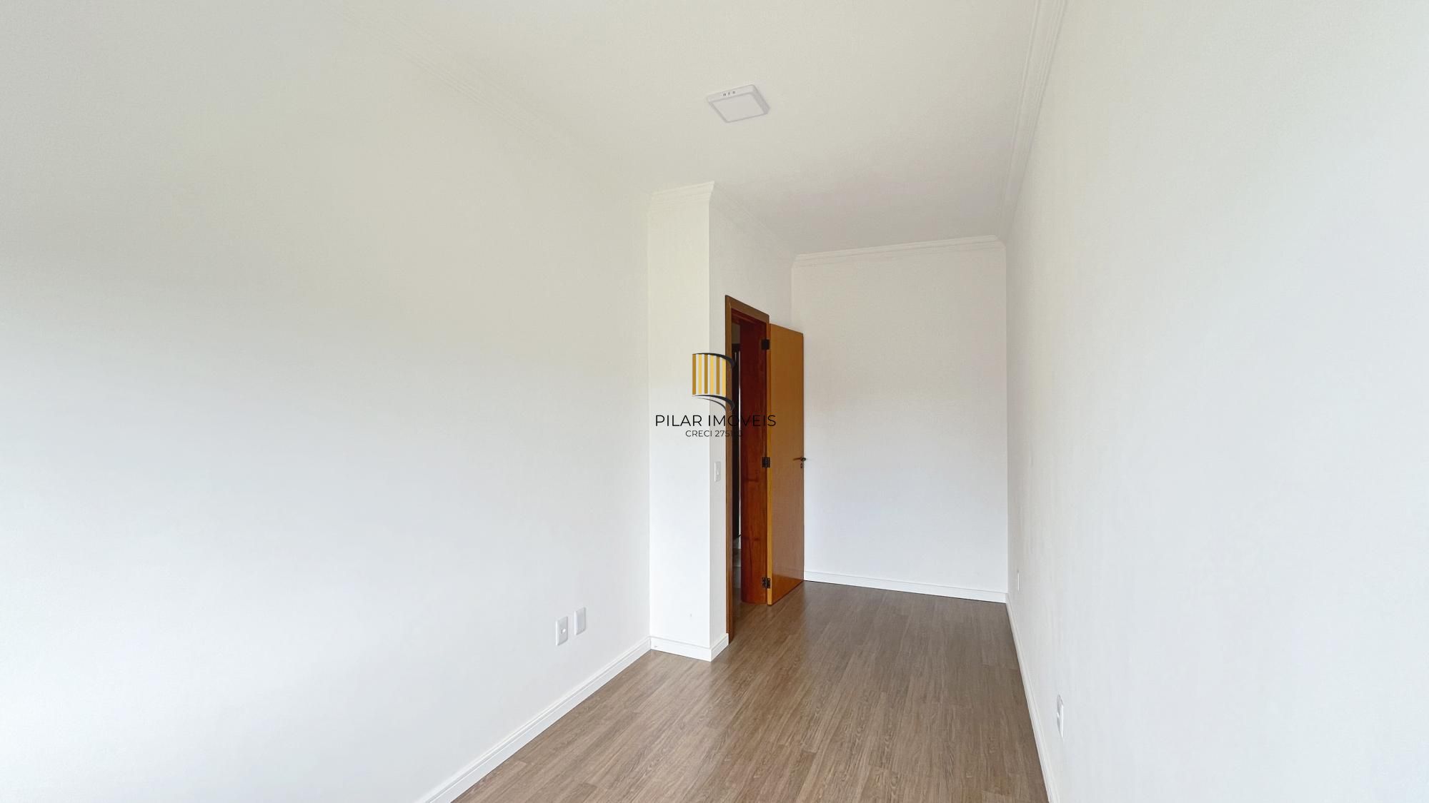 Casa em Porto Alegre, no bairro Hípica, com 3 dormitório(s), e 3 banheiros, à venda.