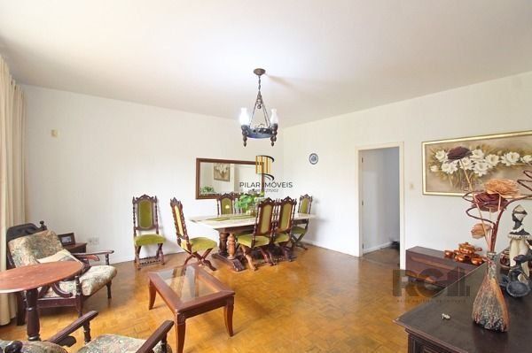Casa em Porto Alegre, no bairro Ipanema, com 4 dormitório(s), e 4 banheiros, à venda.