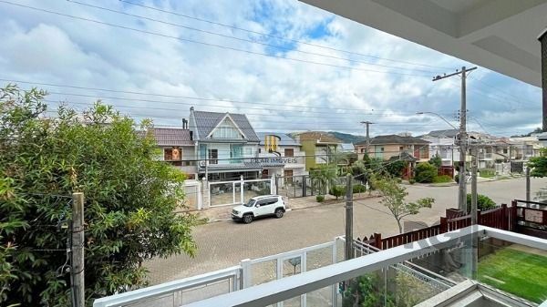 Casa em Porto Alegre, no bairro Hípica, com 3 dormitório(s), e 3 banheiros, à venda.