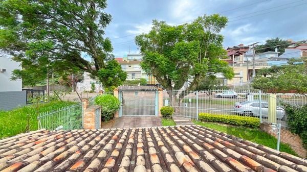 Casa 3 dormitórios no bairro Nonoai