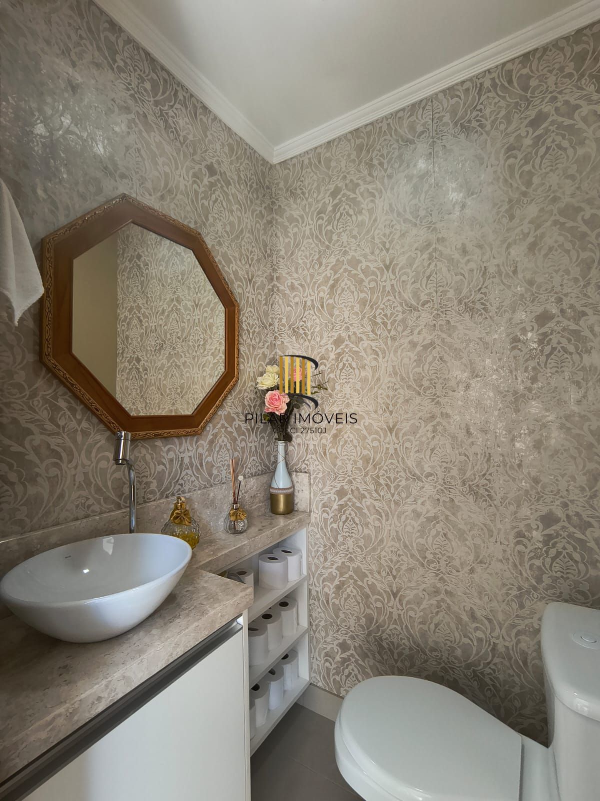 Otimo sobrado com 2 suites no bairro Guaruja