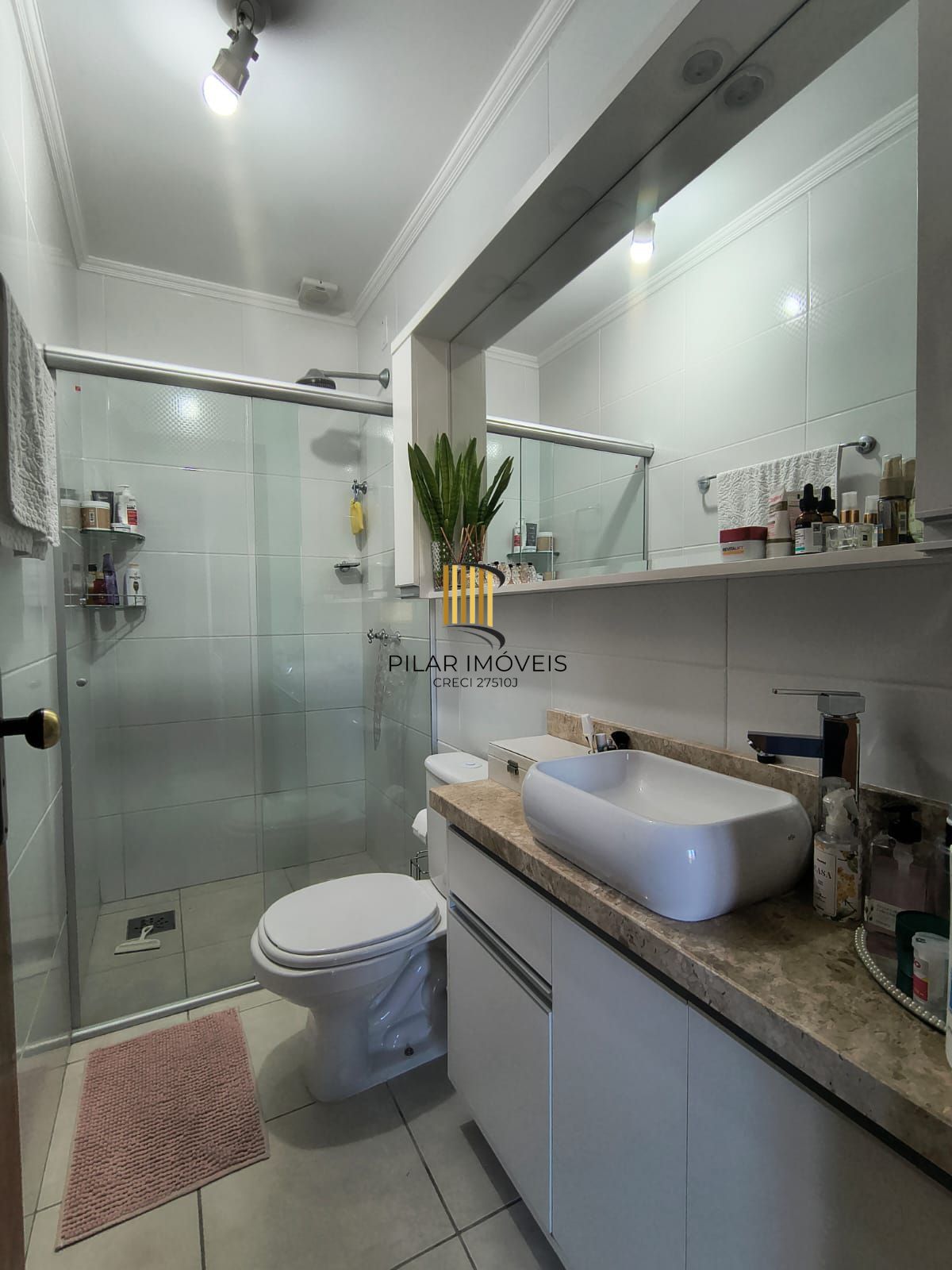 Otimo sobrado com 2 suites no bairro Guaruja